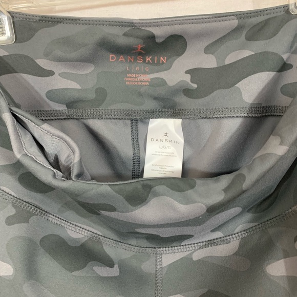 Danskin Leggings Athletic Wear Size Large Camo NWT - Picture 4 of 4